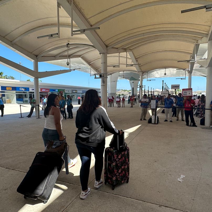 Pasajeros rumbo a la transportación terrestre desde el Aeropuerto de Cancún