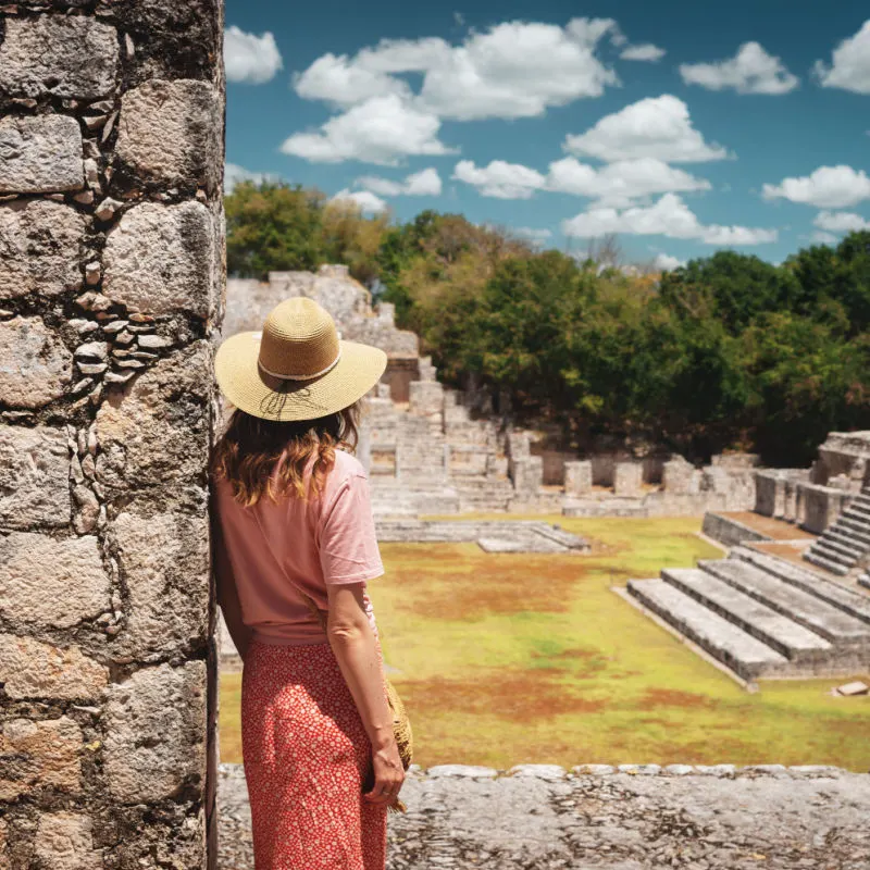 Chichen itza tourist view 