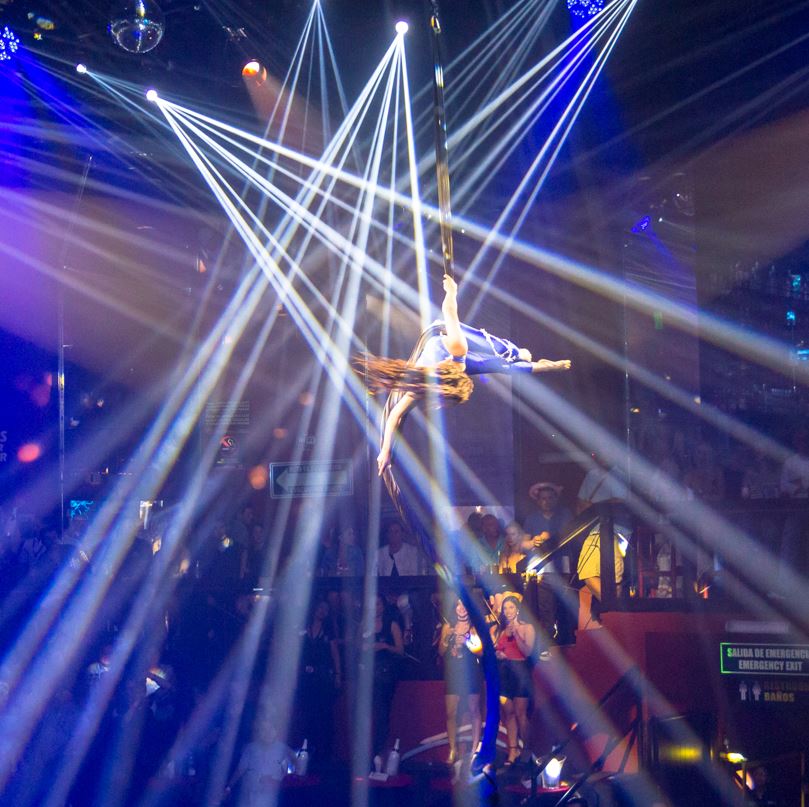 Woman in cancun at coco bongo on ropes