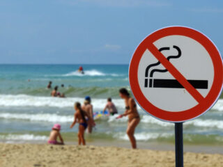 Police To Start Fining Smokers On Cancun Beaches Starting This Week