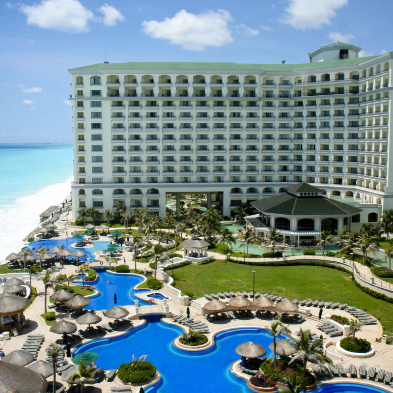 Overview of a large all-inclusive Cancun resort with pool