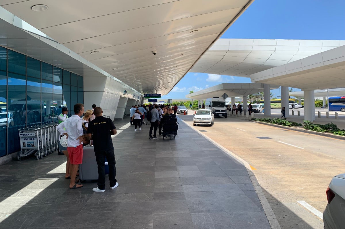 Road Work Causing Delays For Tourists Traveling To Cancun Airport This   Tourists Outside Of The Cancun Airport Departures Area 