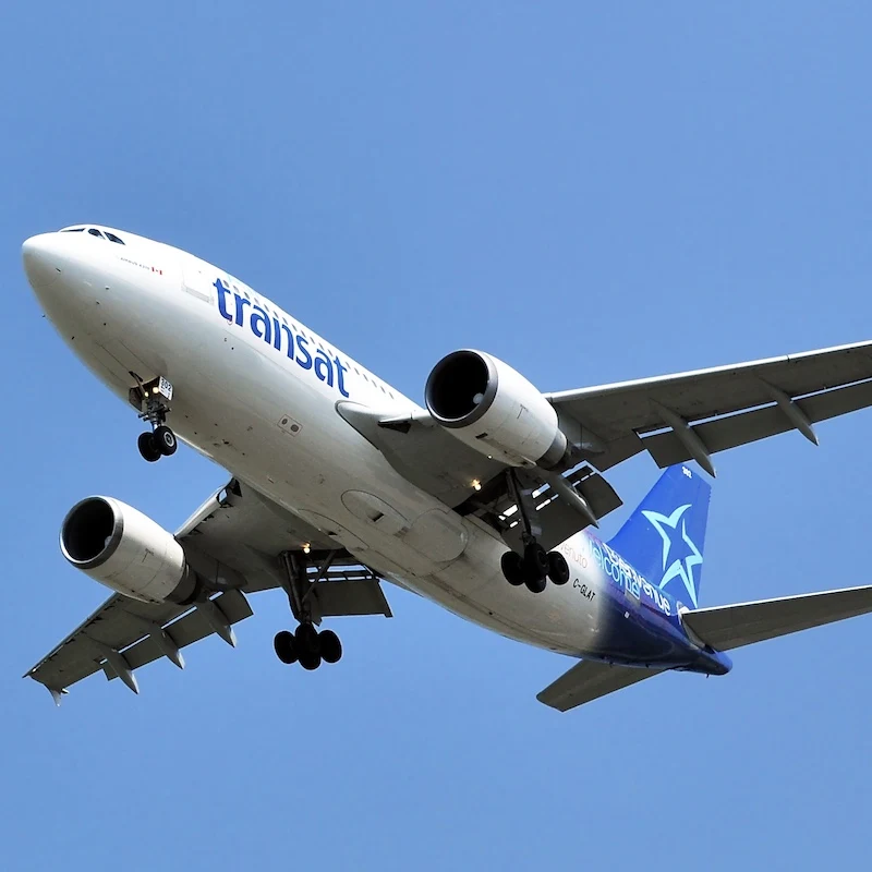 air transat aircraft in flight