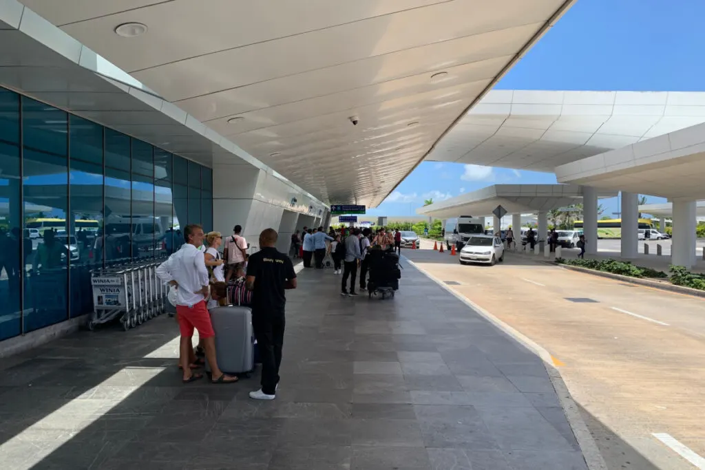Concern Over Fake Taxis At Cancun Airport Grows - Here's How To Spot Them