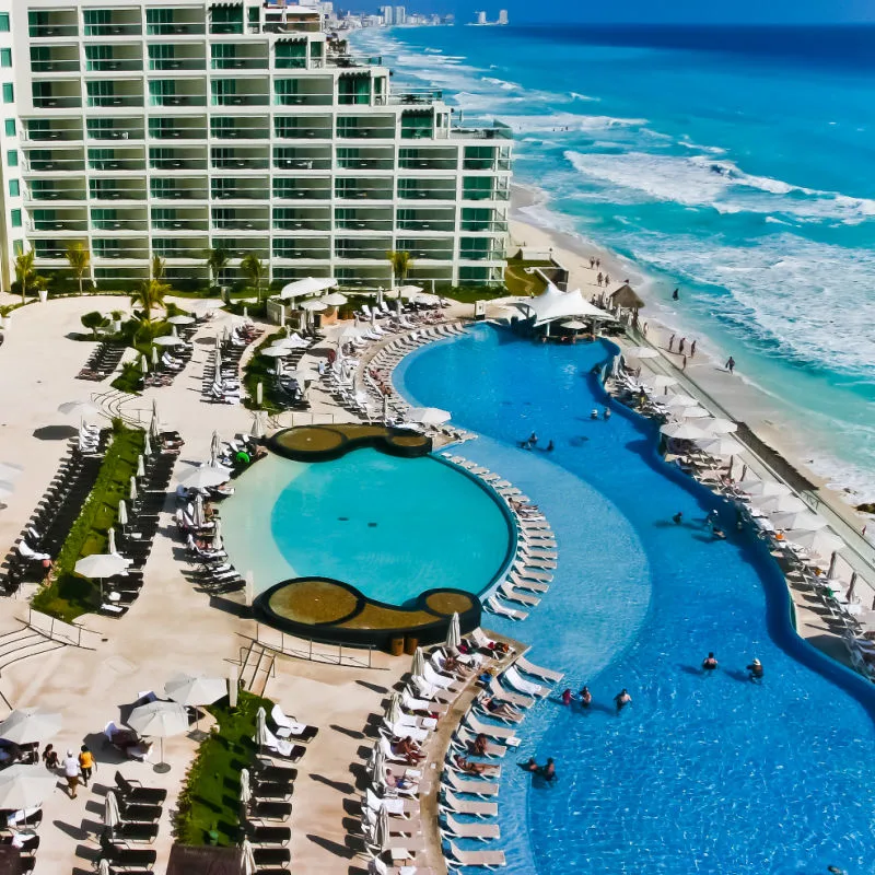 Piscina y playa en Live Aqua Beach Resort en Cancún, México