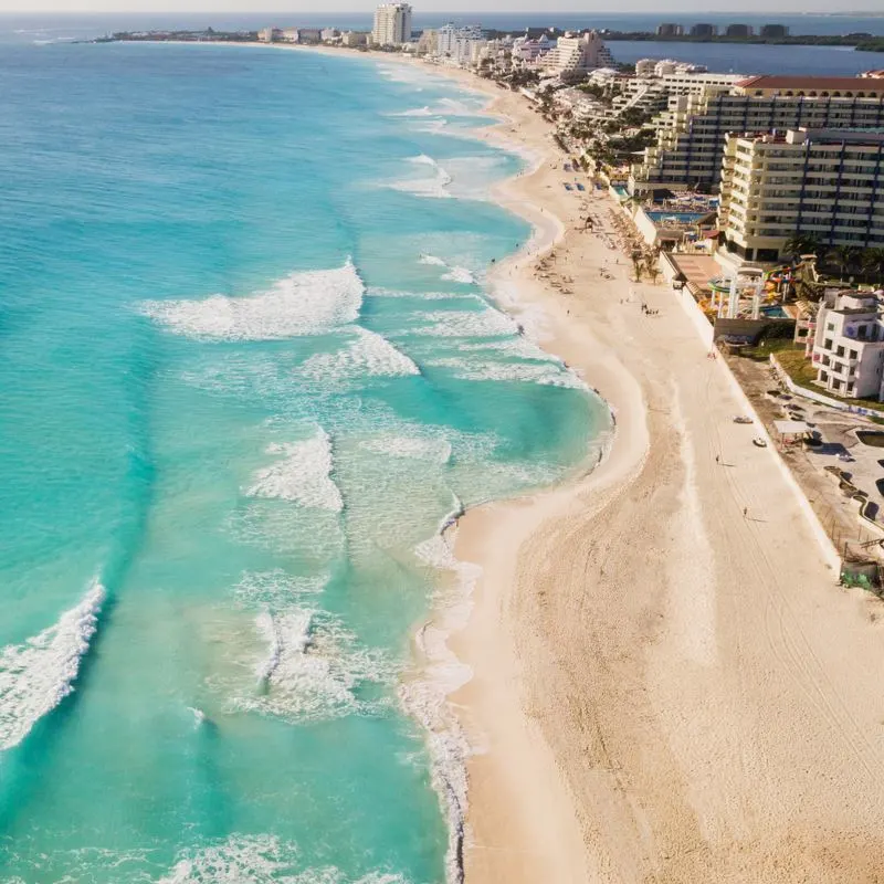 Cancun Travelers Urged To Respect Lifeguard Commands Amid Dangerous Conditions