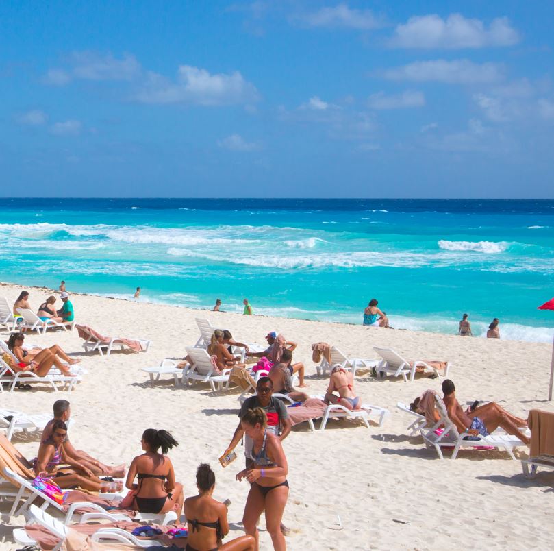 Poeple enjoying cancun beach