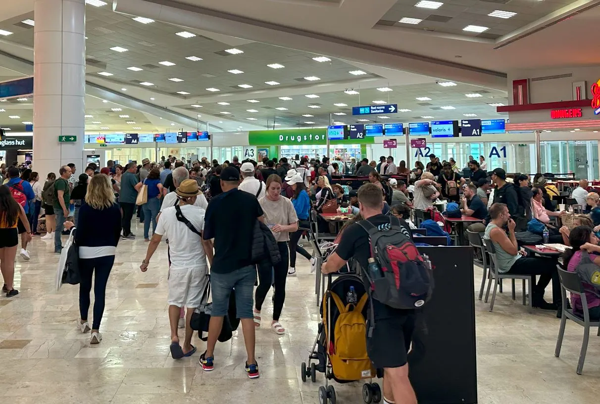 Busy crowd in Cancun airport