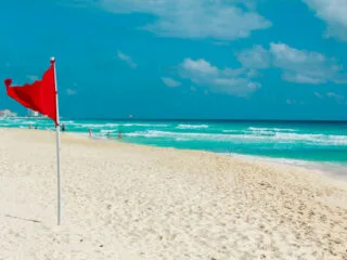 Cancun Tourists Reminded To Take Extreme Precautions On Beaches With Warning Flags