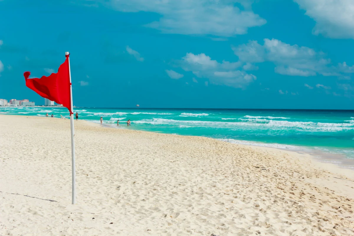Cancun Tourists Reminded To Take Extreme Precautions On Beaches With Warning Flags