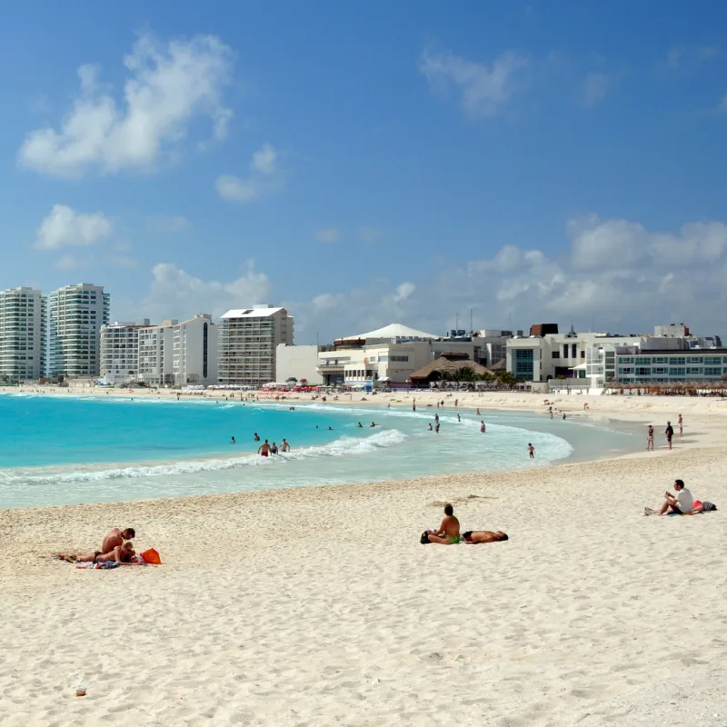 Turistas en una hermosa playa de Cancún en la zona hotelera