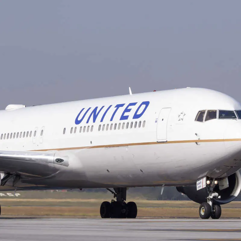 United Plane on departure from cancun