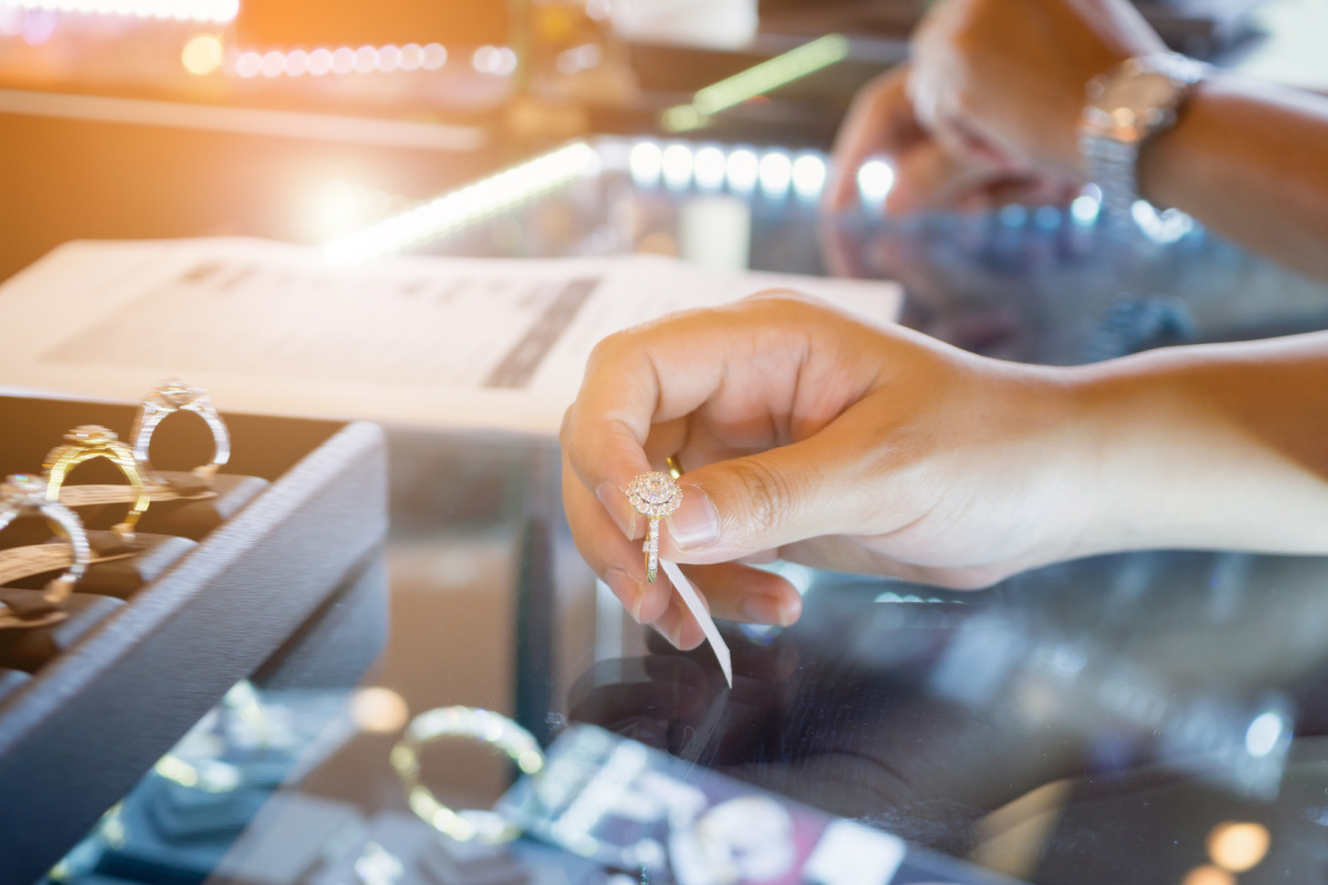 Jeweler Near Cancun Sells Fake Jewelry To American Tourist For Hundreds — Here's How To Spot The