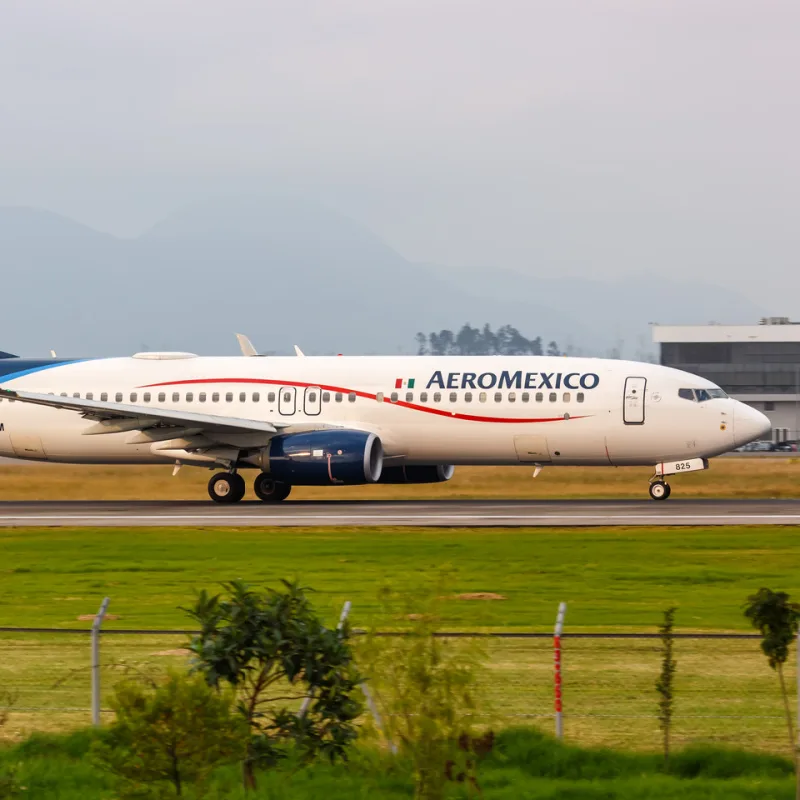 aeromexico flight preparing from take off