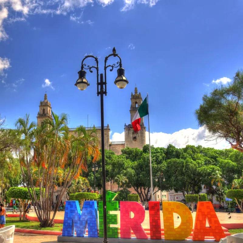 Cartel de Mérida fuera de la famosa iglesia de Mérida