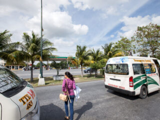 Cancun Taxis Block Uber To Force Tourists To Get Out Of Vehicle