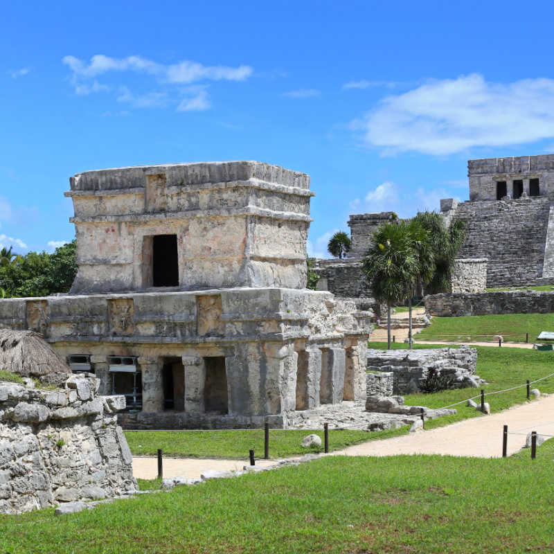 overview of tulum's Mayan ruins in dayligt 