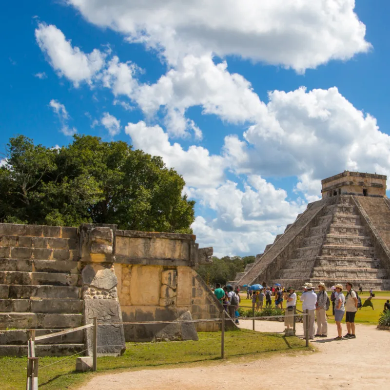 onlooking tourists at the ruins of chichen itza