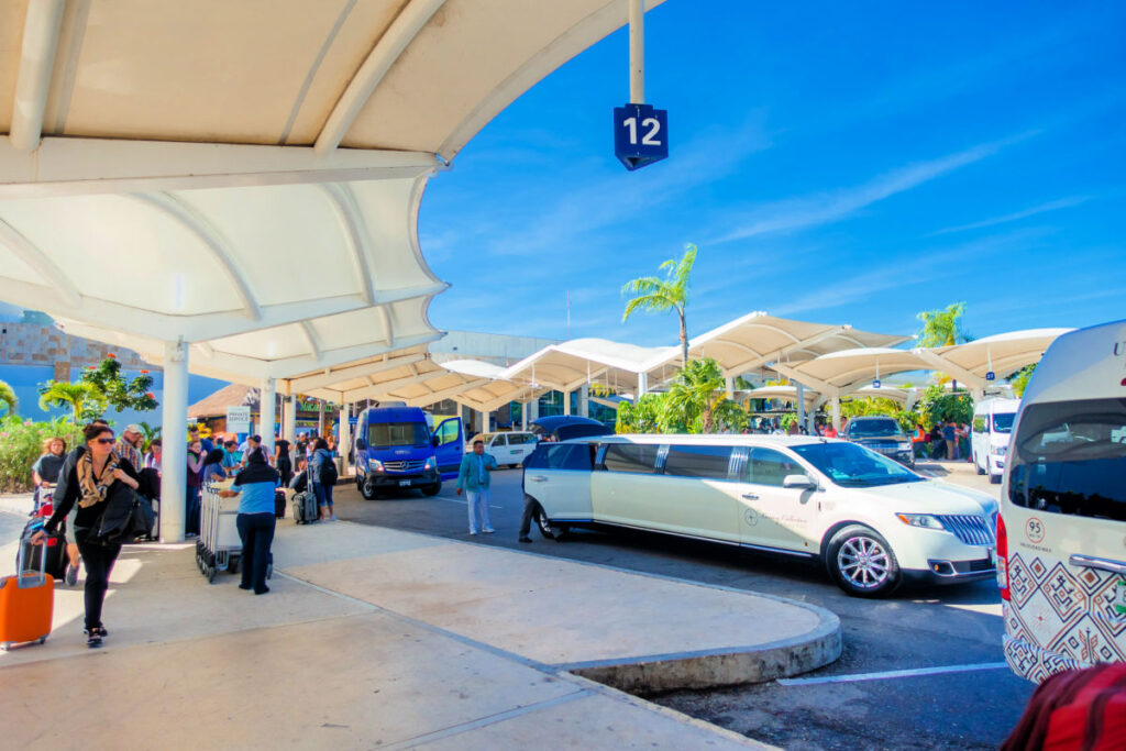 High Taxi Prices In Cancun Lead Tourists To Walk To The Airport 
