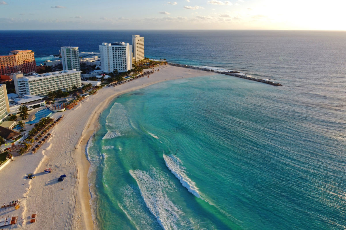 Vista aérea de hermosos resorts en Cancún, incluido el Hyatt Ziva
