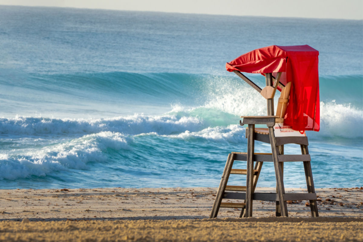 A lifeguard tower in a cancun beach with big waves