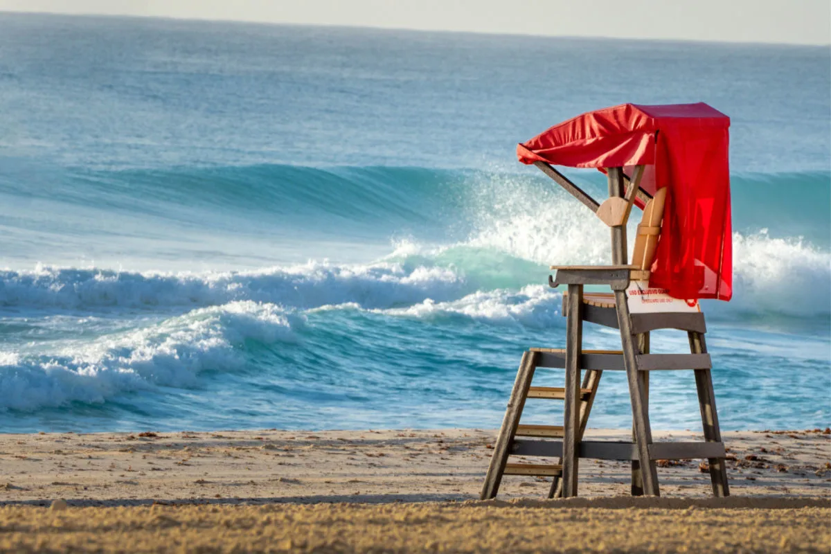 A lifeguard tower in a cancun beach with big waves