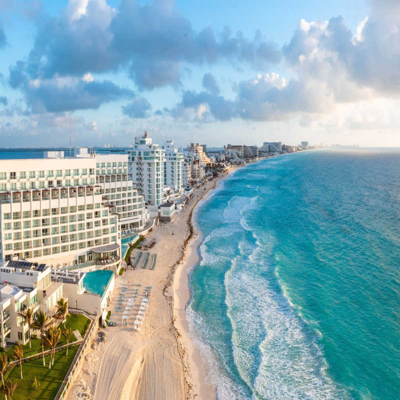 luxury resorts along the beach in cancun 