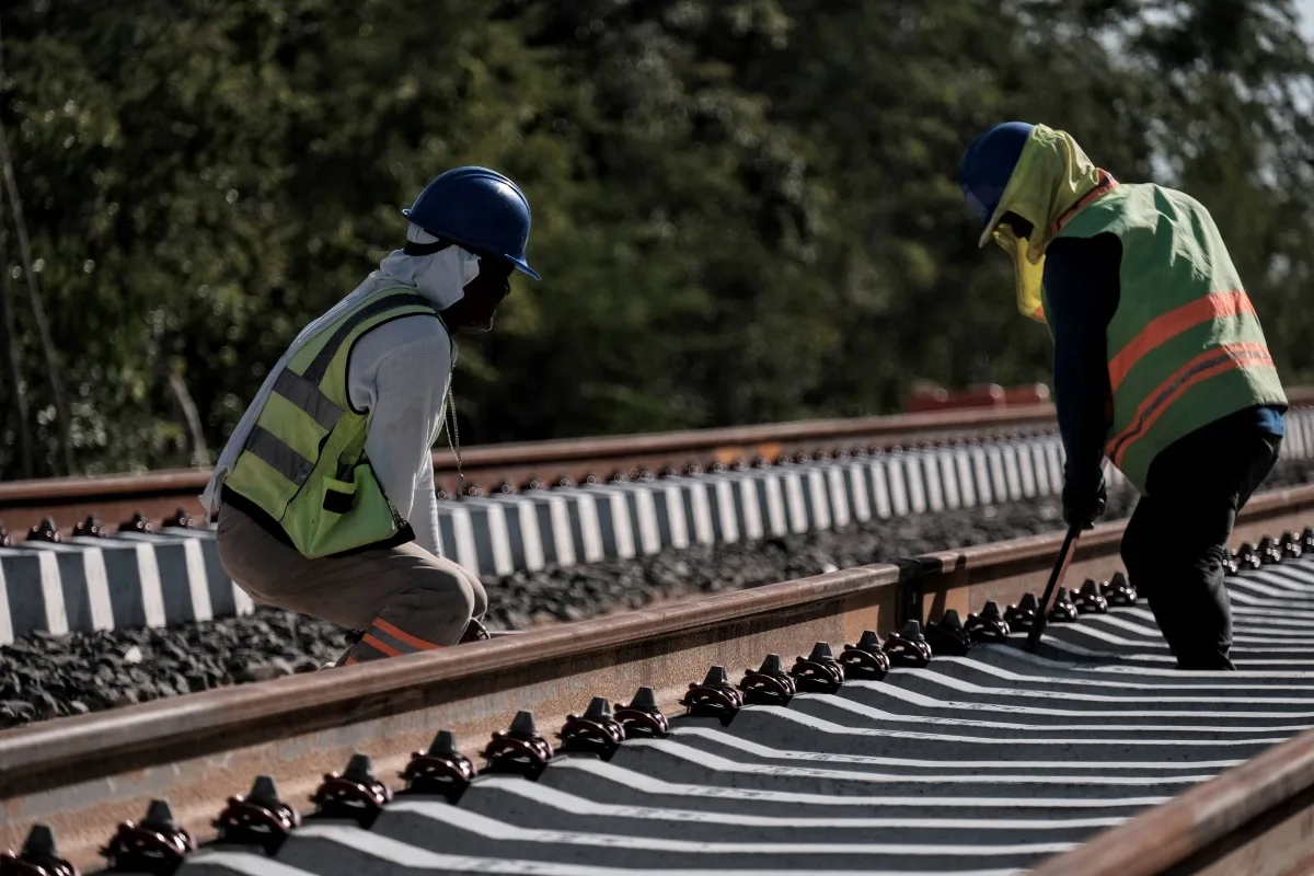 Maya Train Workers