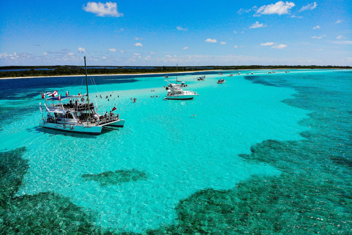 crystal clear water and boats in cozumel