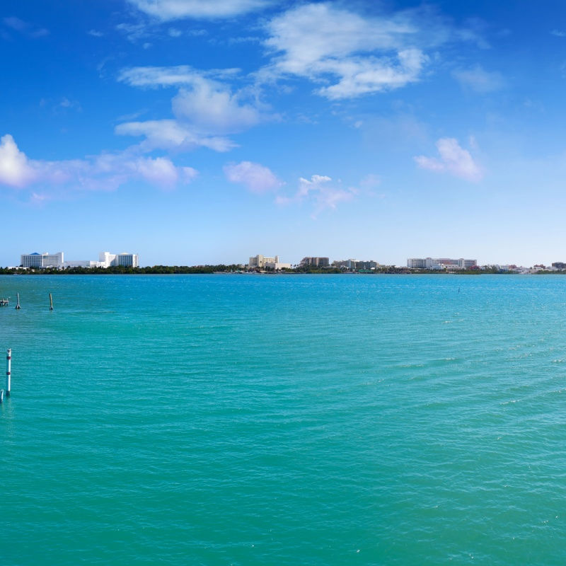 the massive nichupte lagoon in cancun 