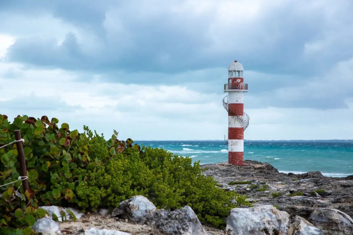 strong winds in cancun and rain