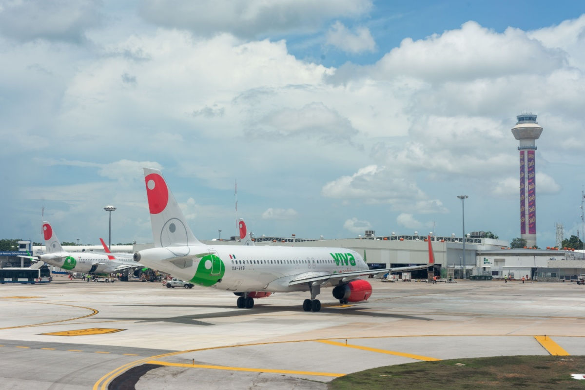 airplanes at cancun international airport 