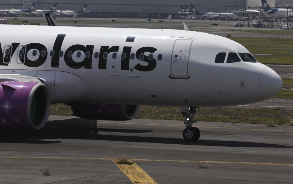 Volaris plane landing
