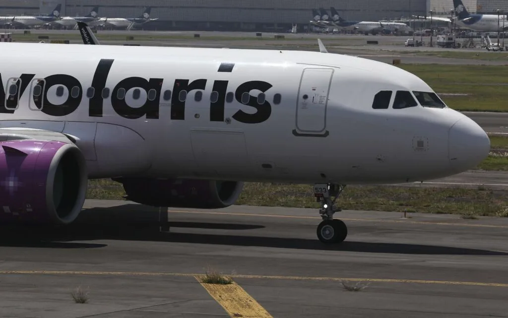 Volaris plane landing