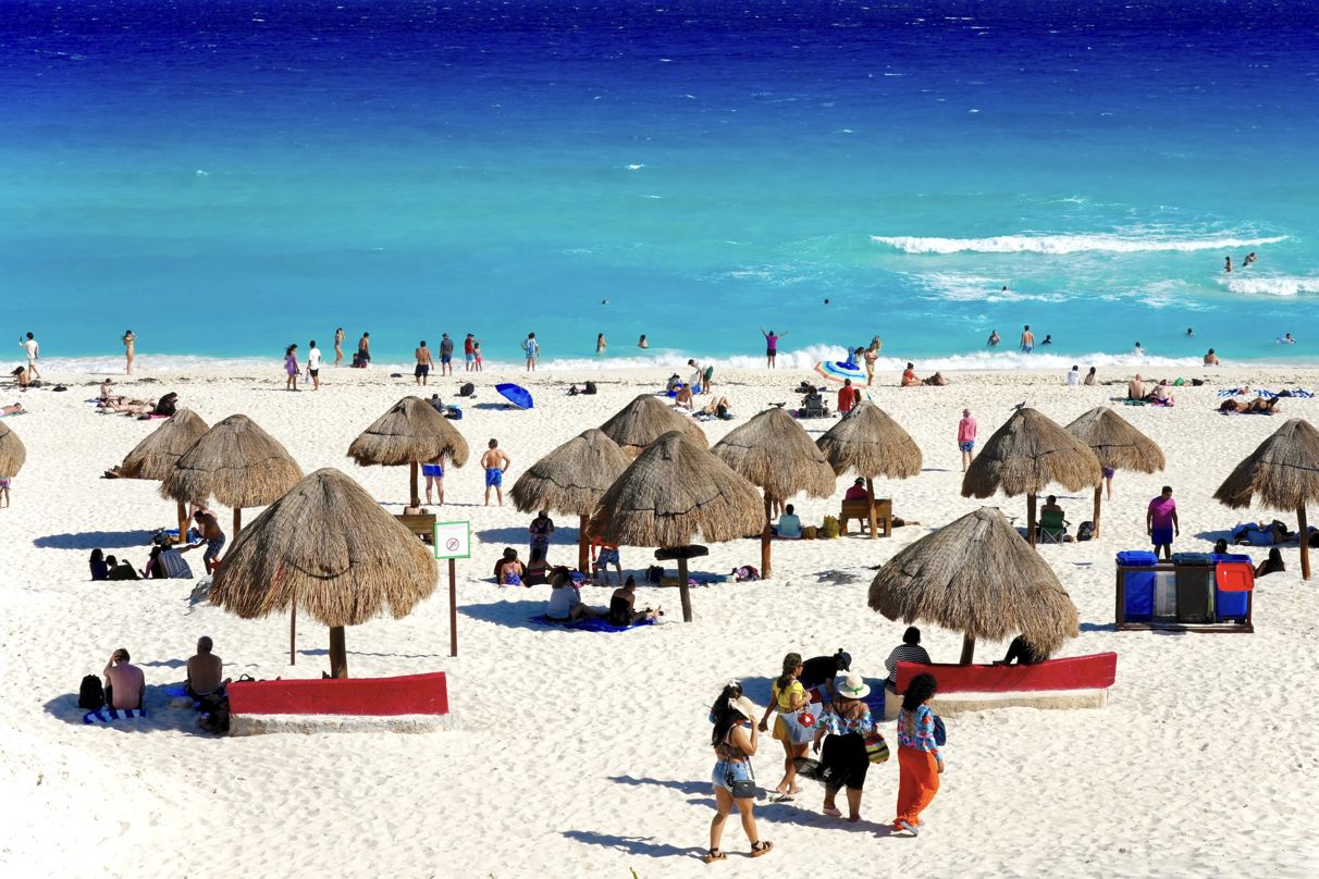 Cancún Gears Up para Break Pascua: limpieza de playa en pleno apogeo
