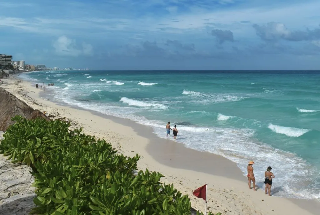 Heads Up, Cancun: Strong Winds, Rough Seas, and High Heat Today