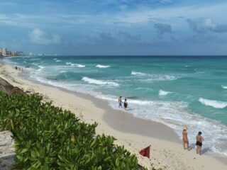 Heads Up, Cancun: Strong Winds, Rough Seas, and High Heat Today