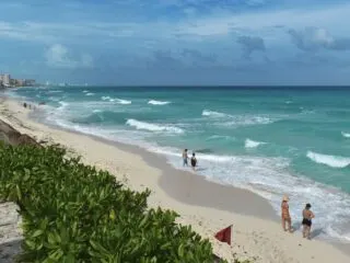 Heads Up, Cancun: Strong Winds, Rough Seas, and High Heat Today
