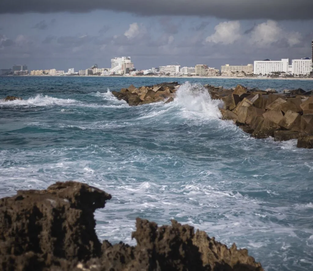 Large waves stormy sky's Cancun