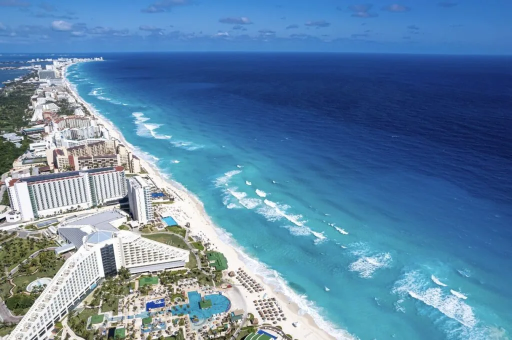 Your Cancun Semana Santa Sunshine (and Maybe a Sprinkle) Forecast!