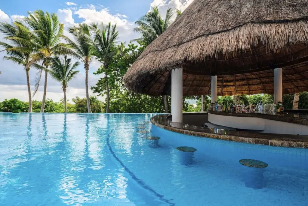 Swim-up bar at Moon Palace The Grand