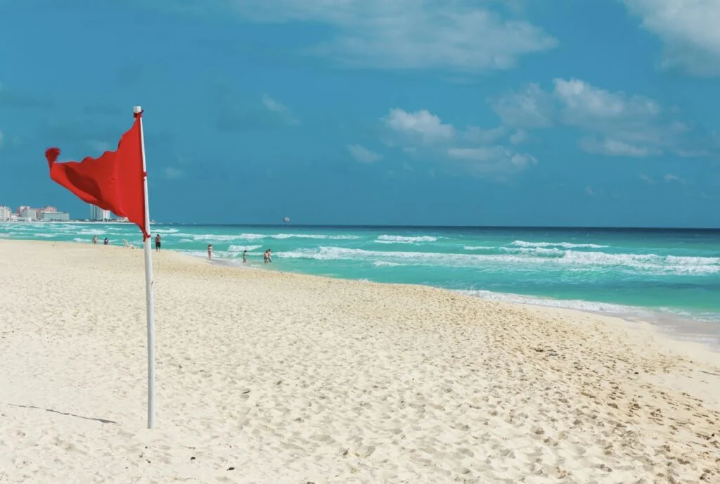 Tourist Missing After Partner Rescued From Ocean in Cancun Hotel Zone