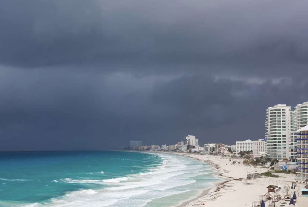 Cancún Braces For Cold Front Bringing Cooler Temps & Rain (April 7,2025)