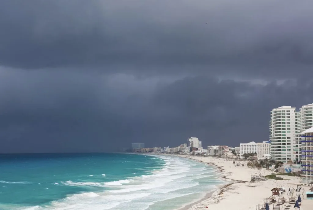 Cancún Braces For Cold Front Bringing Cooler Temps & Rain (April 7,2025)