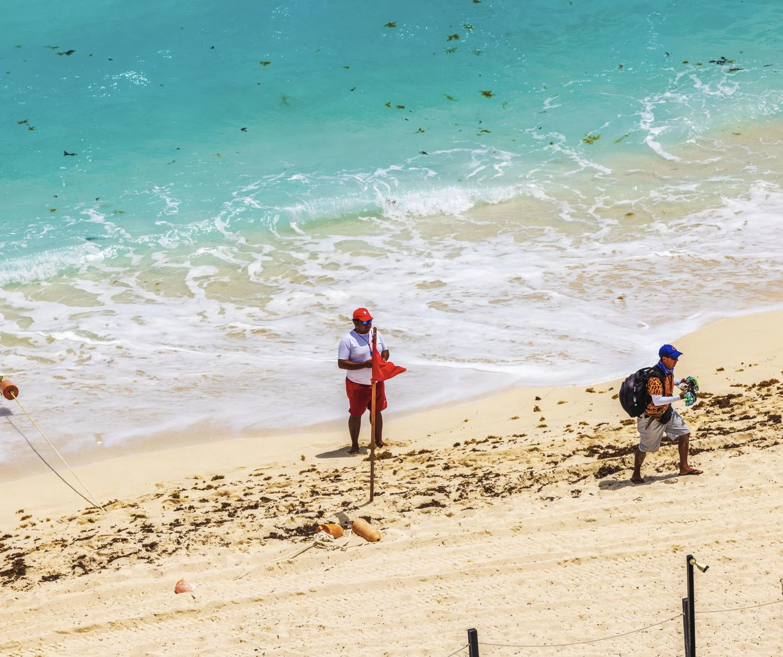 LIfeguard stands by red flag on Cancun beach