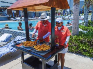 Tourists Urged Patience Over Cancun & Riviera Maya Staff Shortage: Xcaret Needs 1000 Employees