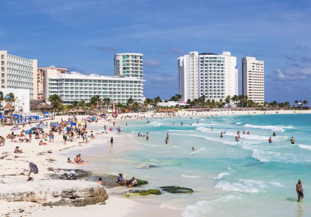 BUsy Cancun beach 