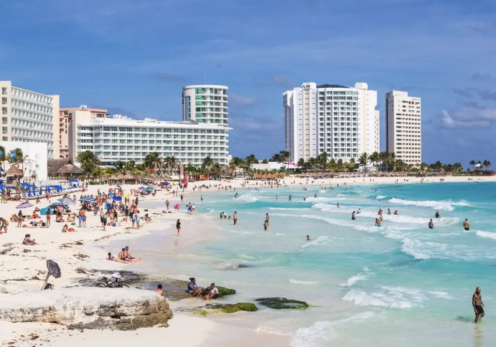 BUsy Cancun beach