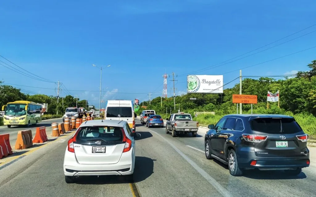 Cars and busses on busy Cancun street