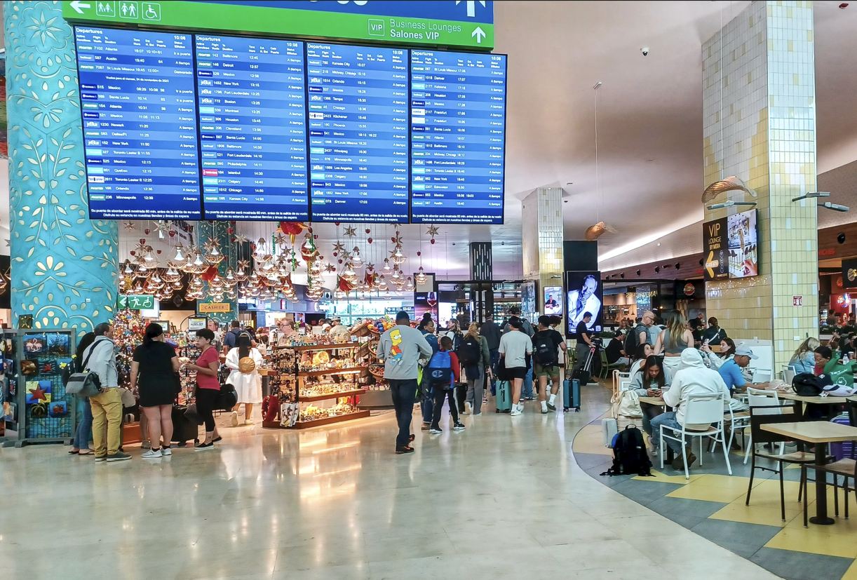 No hay camino a casa que la mujer estadounidense haya estado viviendo en el aeropuerto de Cancún durante 6 meses